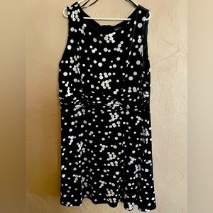 Black and white Sleeveless plus Dress
